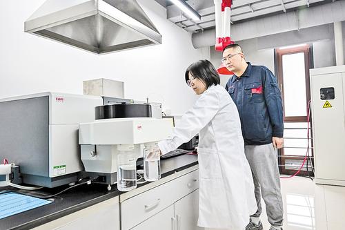 张广田(右)与同事使用原子吸收分光光度计检测重金属 张广田(右)与同事使用原子吸收分光光度计检测重金属